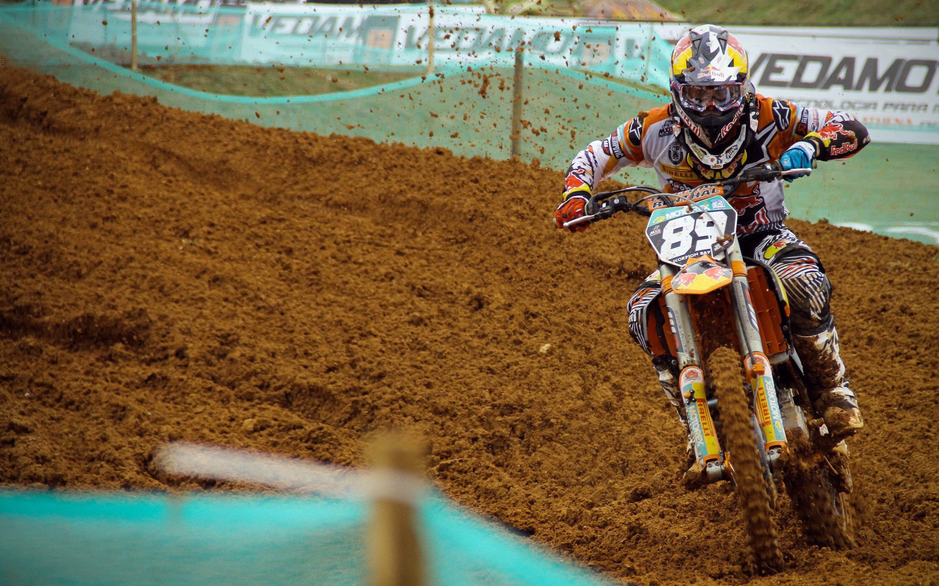 UFC 重击震碎对手护齿，裁判吓得急停比赛